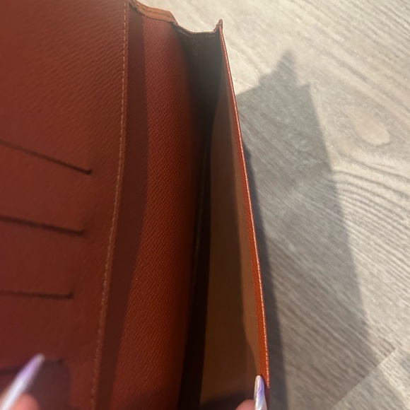 Louis Vuitton Epi Wallet Unisex - Picture 9 of 10